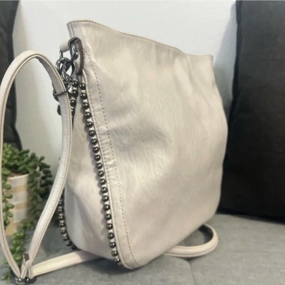 Sale🎀 Jessica Simpson Grey Patent Leather Handbag with feather charm - Picture 4 of 6